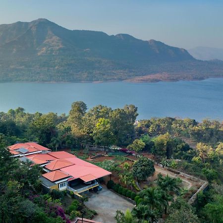 Ekam Lake House By Stayvista With Mountain & Lake Views, Outdoor Jacuzzi, Sauna, Modern Amenities & Kitchen Garden Pune Exterior foto