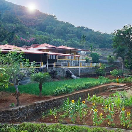 Ekam Lake House By Stayvista With Mountain & Lake Views, Outdoor Jacuzzi, Sauna, Modern Amenities & Kitchen Garden Pune Exterior foto
