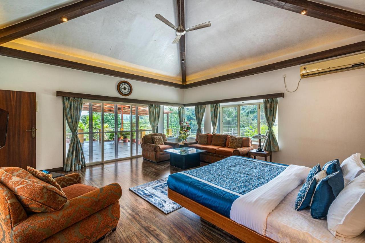 Ekam Lake House By Stayvista With Mountain & Lake Views, Outdoor Jacuzzi, Sauna, Modern Amenities & Kitchen Garden Pune Exterior foto