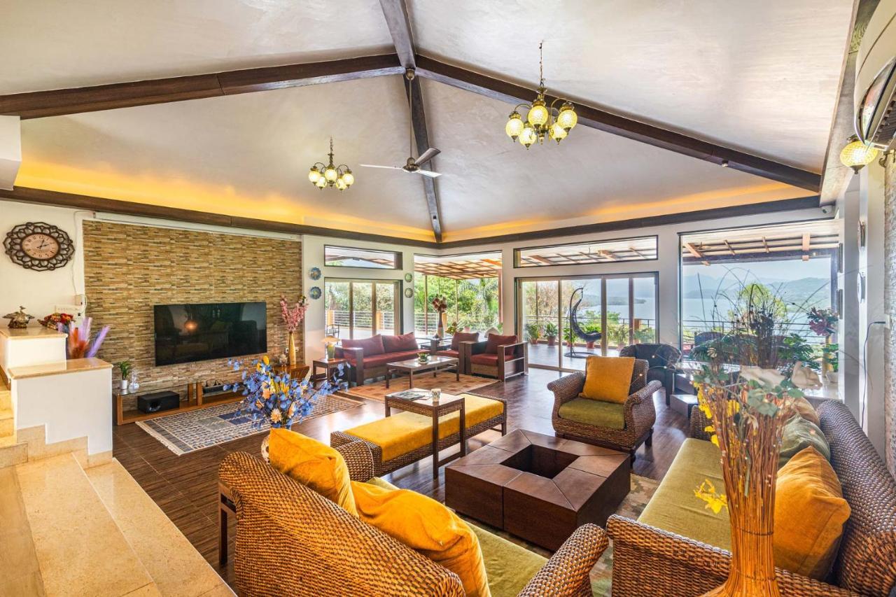 Ekam Lake House By Stayvista With Mountain & Lake Views, Outdoor Jacuzzi, Sauna, Modern Amenities & Kitchen Garden Pune Exterior foto