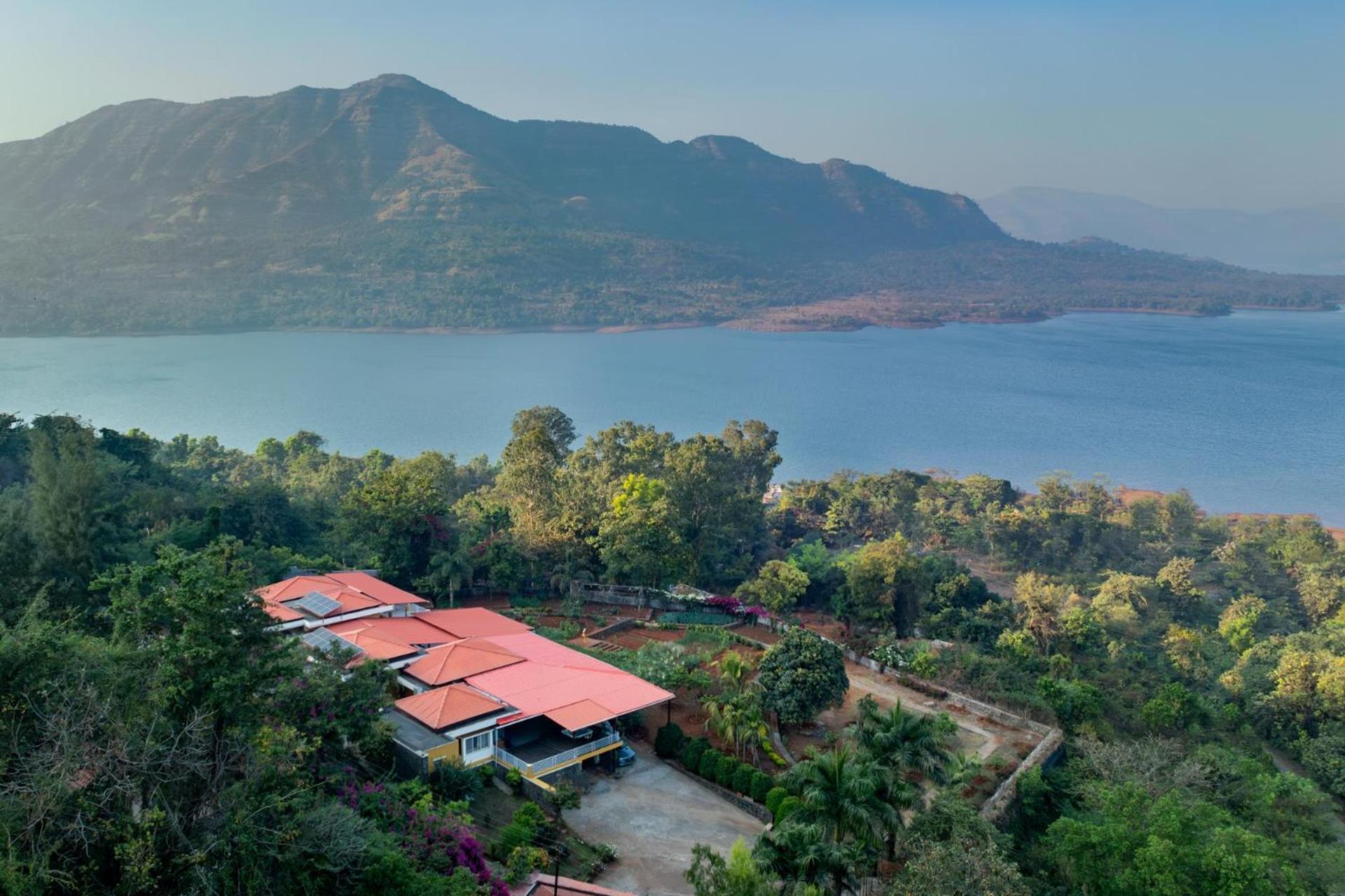 Ekam Lake House By Stayvista With Mountain & Lake Views, Outdoor Jacuzzi, Sauna, Modern Amenities & Kitchen Garden Pune Exterior foto