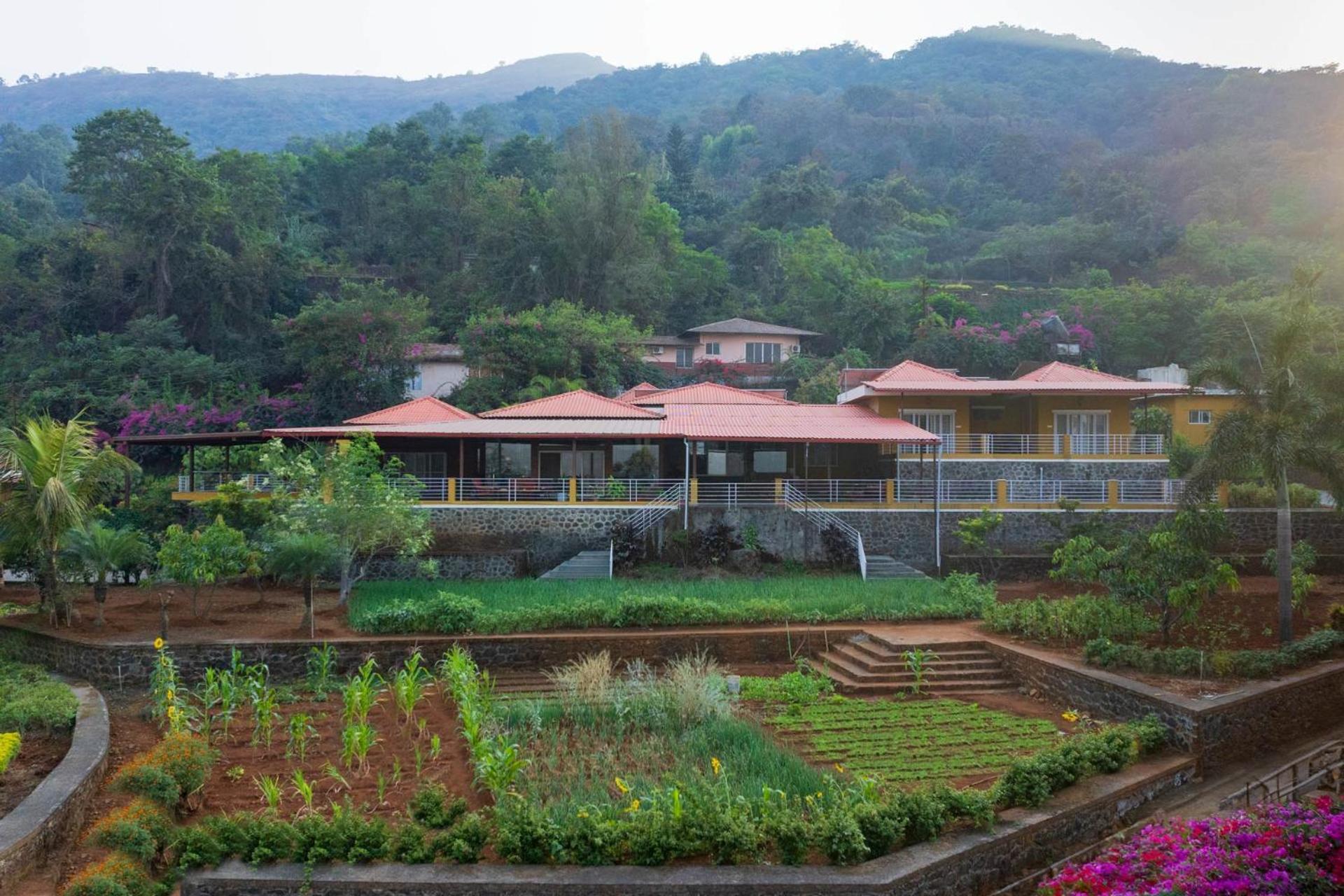 Ekam Lake House By Stayvista With Mountain & Lake Views, Outdoor Jacuzzi, Sauna, Modern Amenities & Kitchen Garden Pune Exterior foto