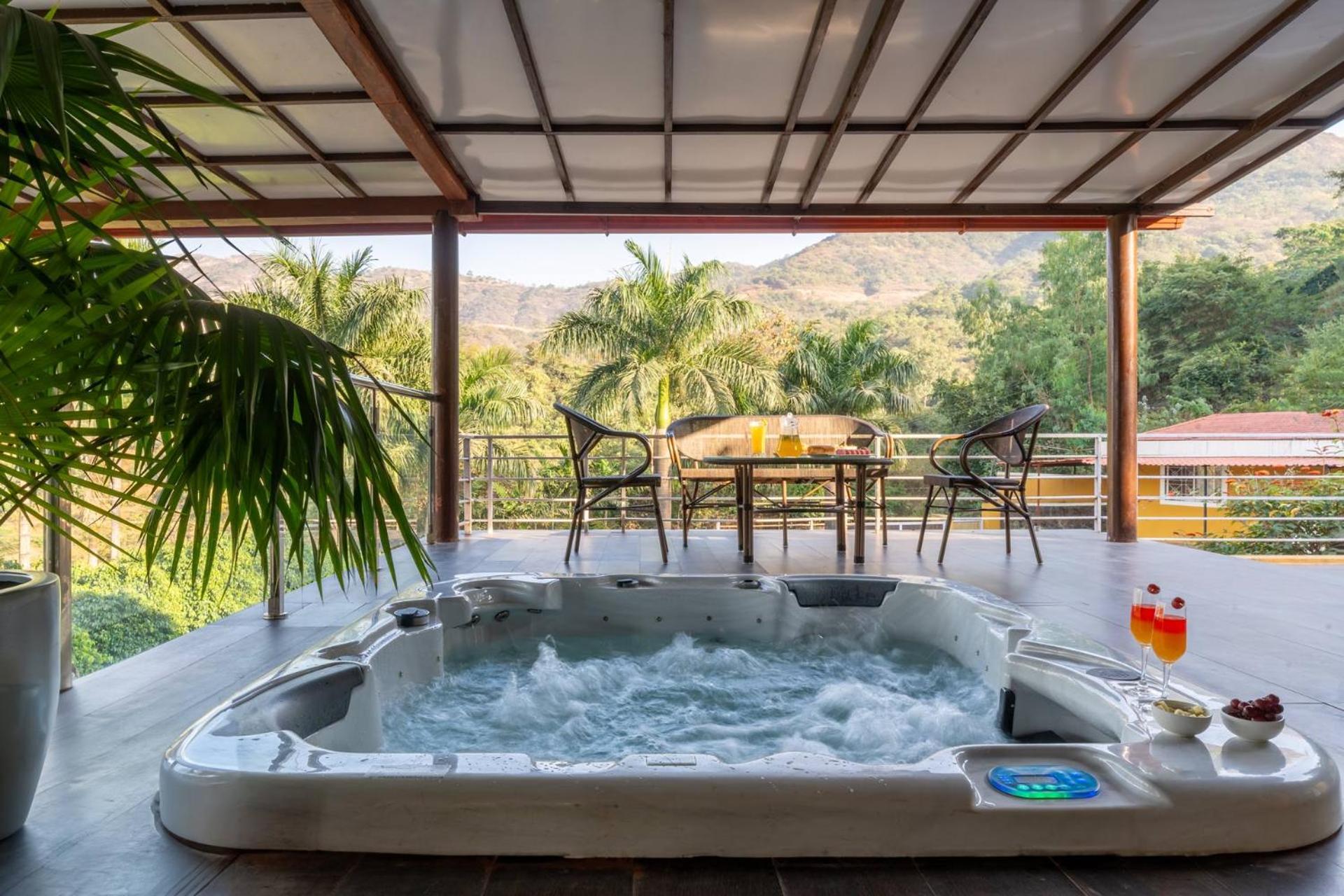 Ekam Lake House By Stayvista With Mountain & Lake Views, Outdoor Jacuzzi, Sauna, Modern Amenities & Kitchen Garden Pune Exterior foto